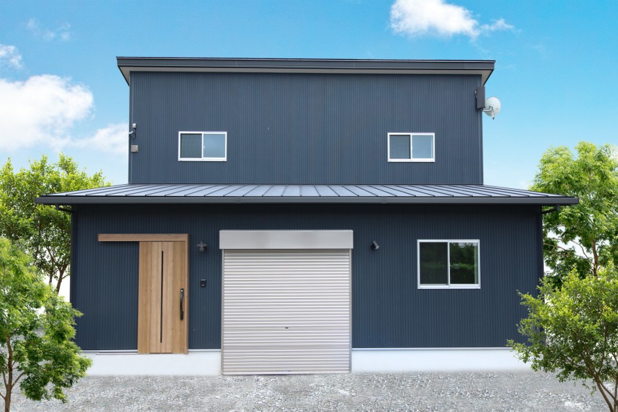 ビルトインガレージのある開放的な二階建て