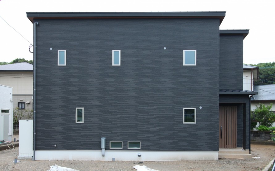 黒の外壁がシックでかっこいい、存在感抜群の2階建て。
